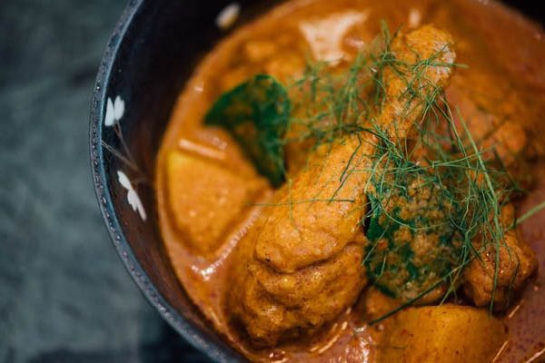 bazsalikomos csirke kókuszos-currys szósszal