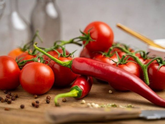 csípős halászlé alapanyagok chili és paradicsom