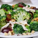 fűszeres csirkesaláta brokkolival