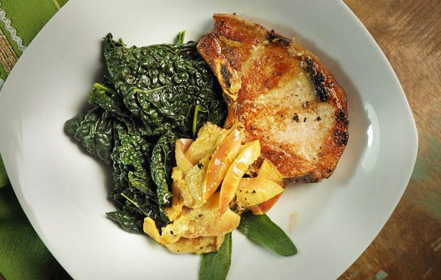 sertéskaraj almaboros-hagymás szószban