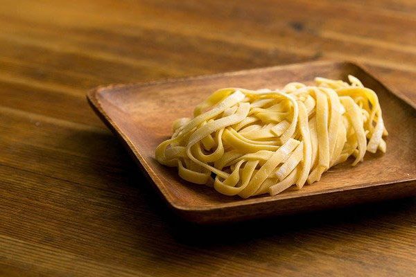 szélesmetélt tésztasaláta recept