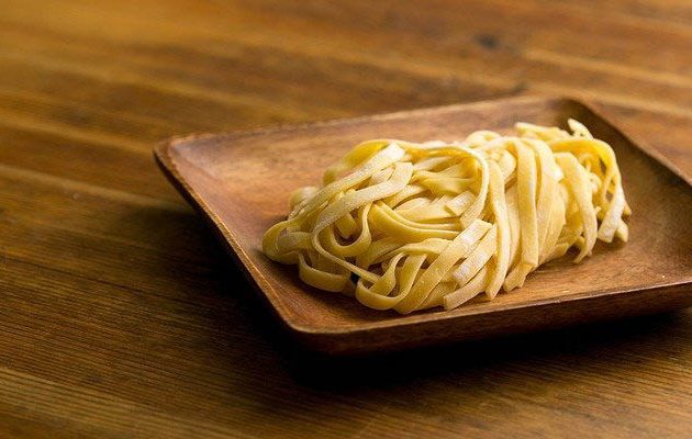 szélesmetélt tésztasaláta recept