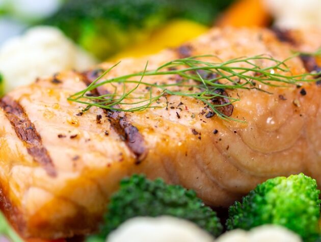 grillezett lazac zöldségekkel