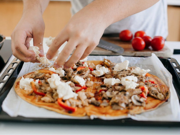 házi tepsis pizza készítés